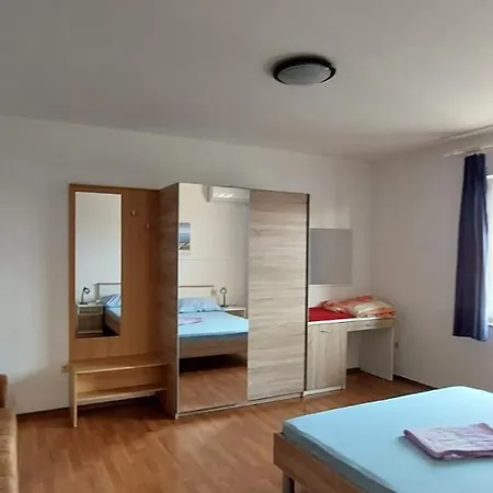 Zoran Appartamento Povljana